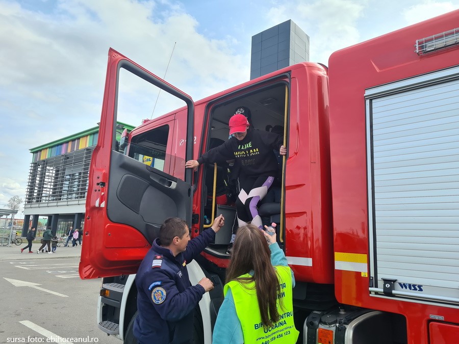 Pompierii bihoreni sunt încetiniţi în misiuni de şoferii care nu respectă regulile din trafic