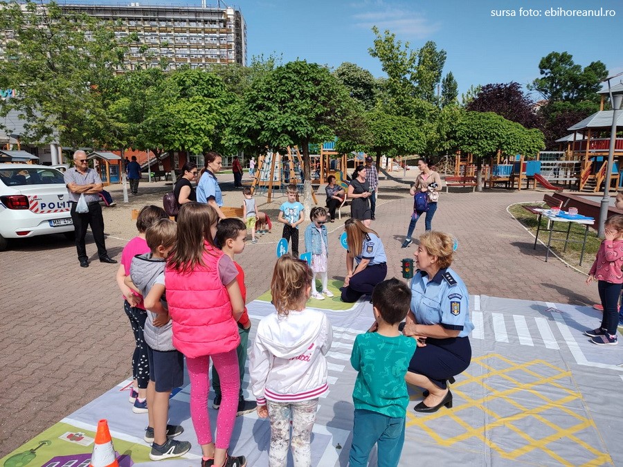 Polițiștii din Oradea au organizat ateliere despre siguranța copiilor pe stradă, acasă și la școală